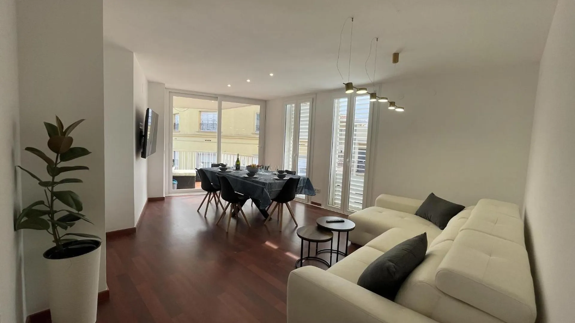 Apartament Cervantes Паламос