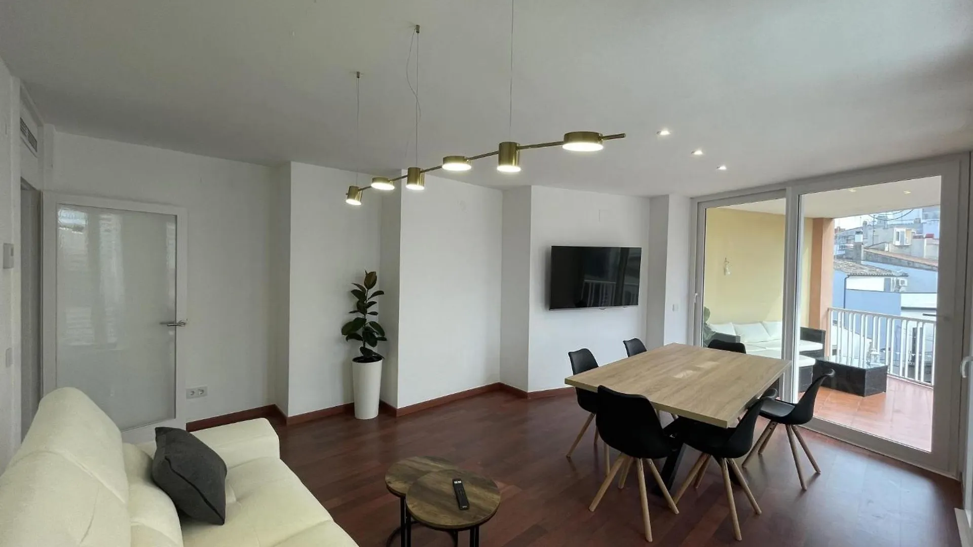 Apartament Cervantes Паламос